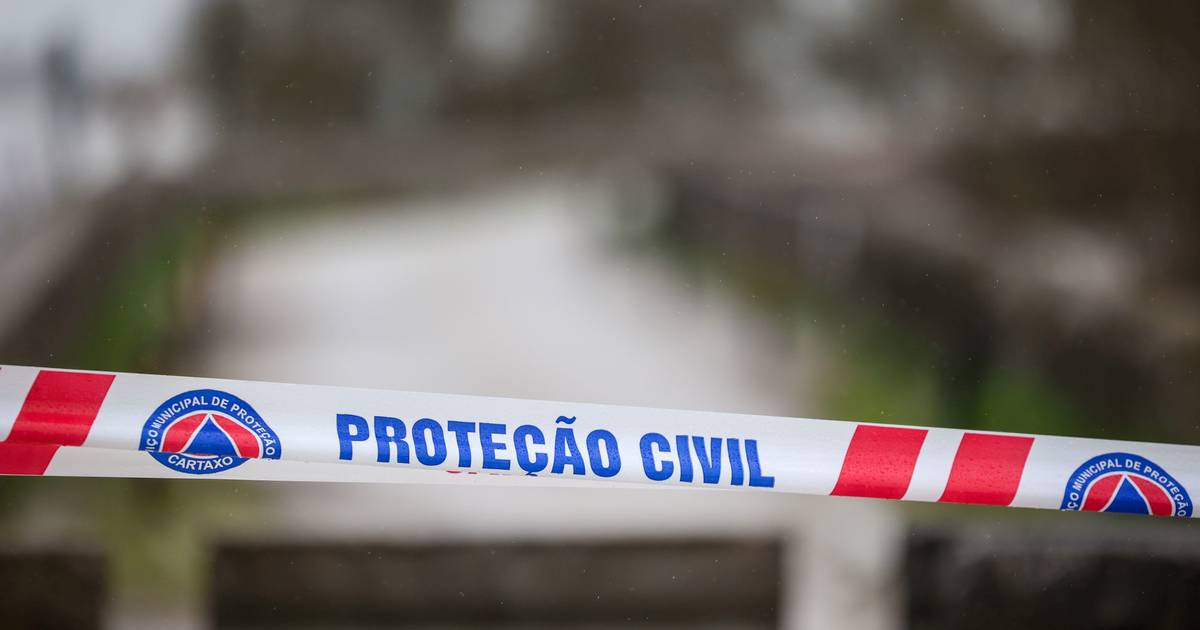 Mais de 30 pessoas retiradas de prédios na Costa da Caparica devido a deslizamento de terras