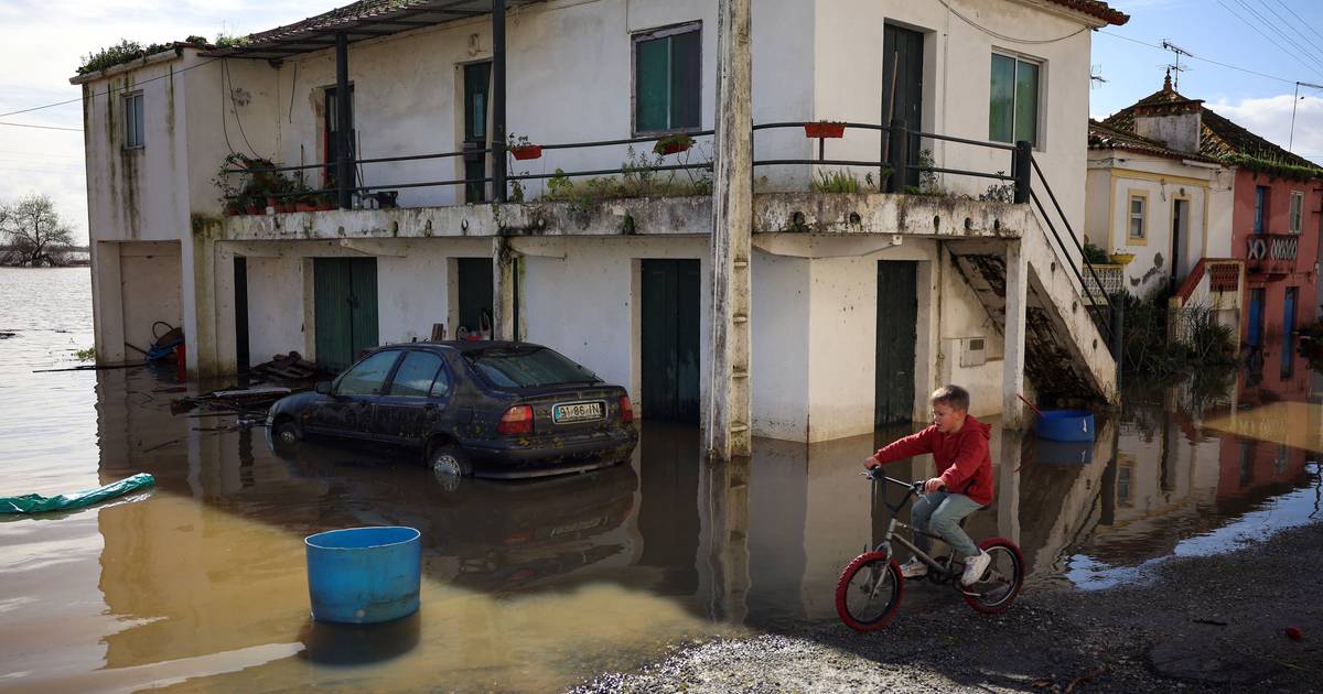Aldeias isoladas, milhares sem eletricidade e muitos estragos para contabilizar no centro do país