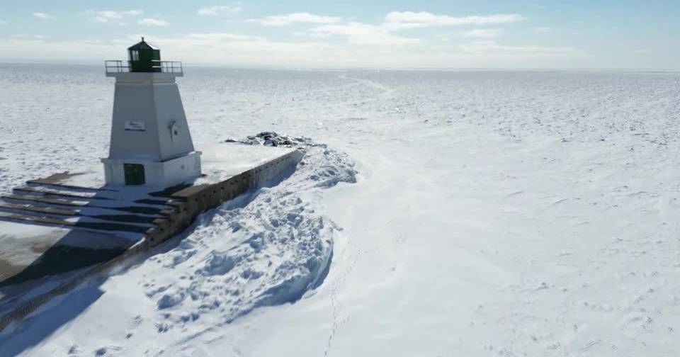 Canadá: imagens de drone mostram lago transformado em "deserto de gelo"