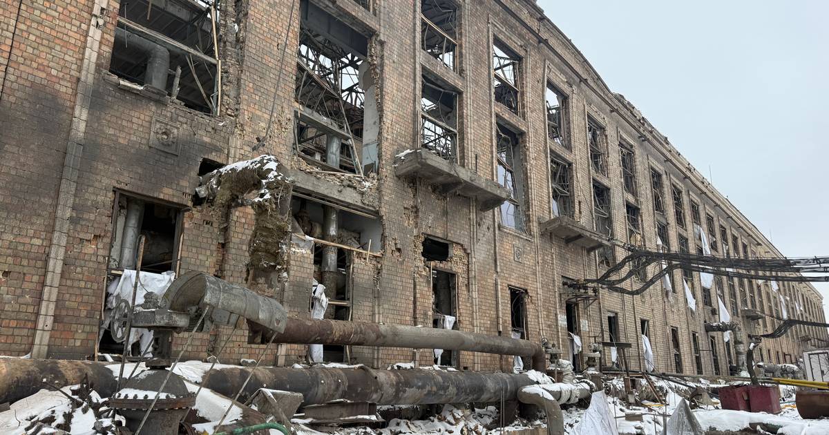 Central térmica de Kyiv destruída por ataques russos deixa meio milhão sem aquecimento em pleno inverno