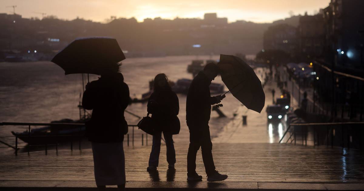 Chuva intensa regressa esta tarde e mantém-se até sábado