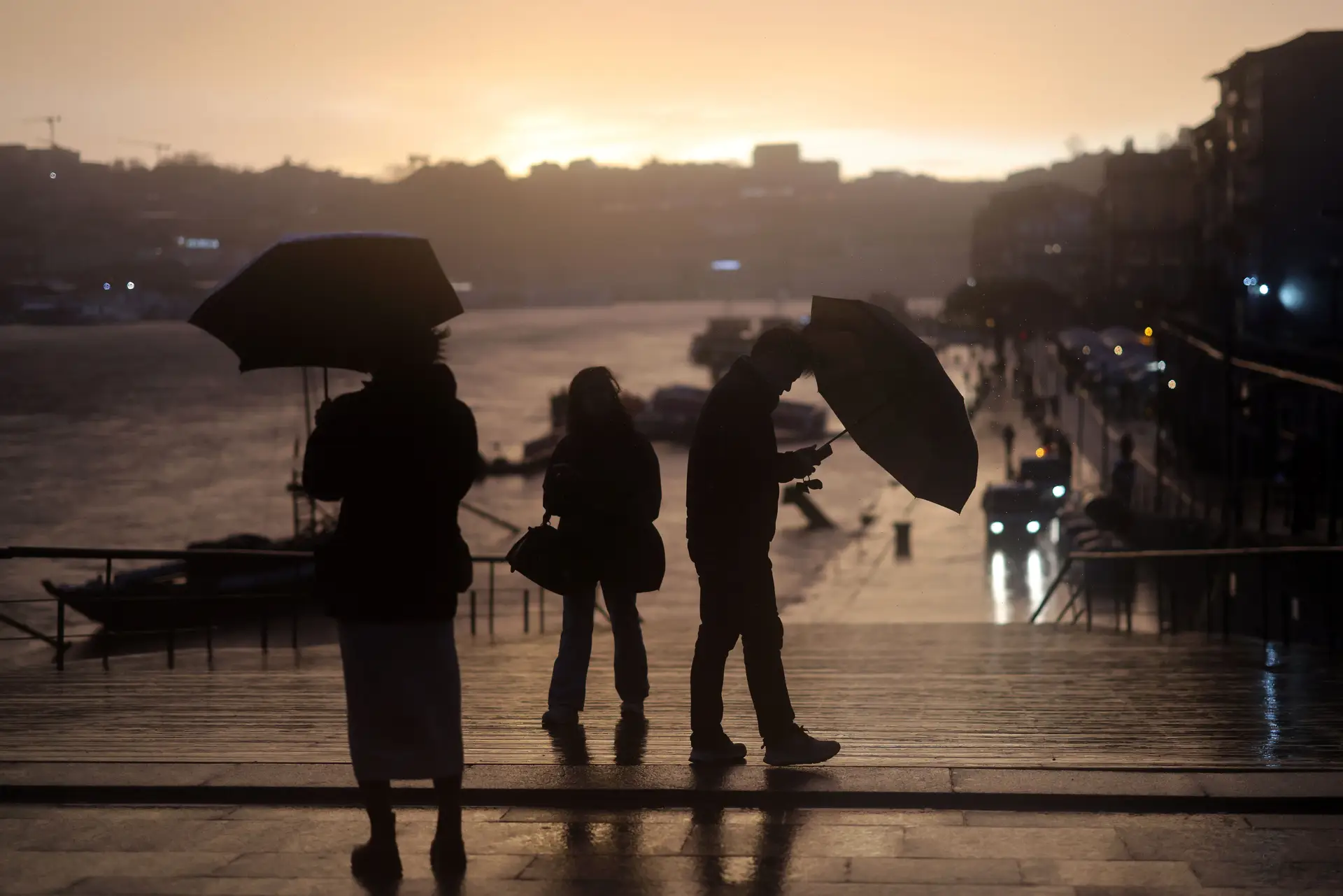 "Sol de pouca dura": temperaturas descem até 10°C e chuva está de regresso