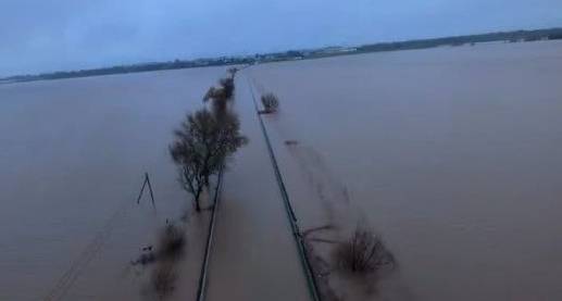 Estrada transformada num longo rio: imagens de drone revelam impacto das cheias na EN118