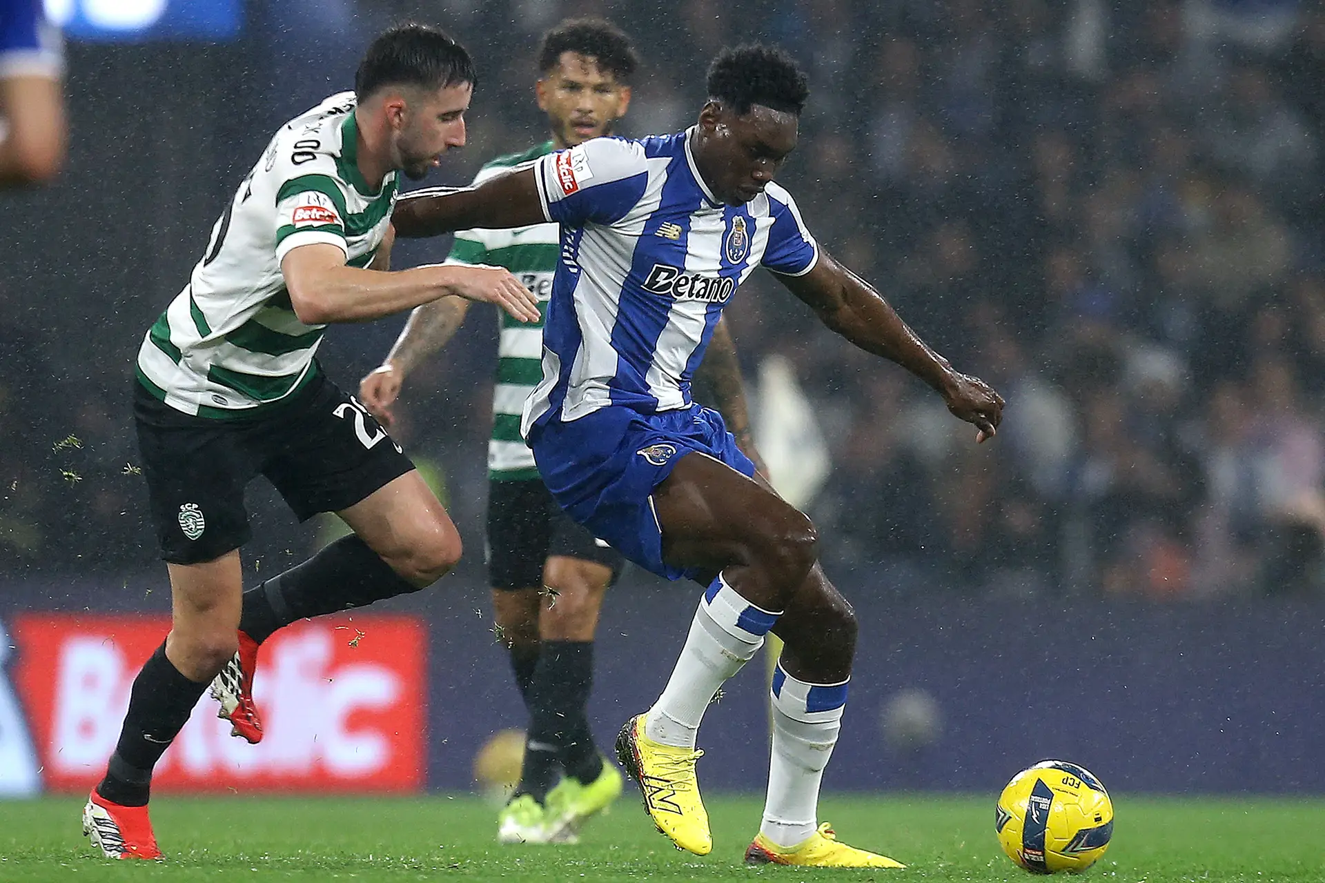 Jogador do FC Porto, Samu (R), em ação contra o jogador do Sporting, Gonçalo Inácio (E), durante jogo de futebol da Primeira Liga Portuguesa, disputado no Estádio do Dragão, no Porto, Portugal, 9 de fevereiro de 2026. 