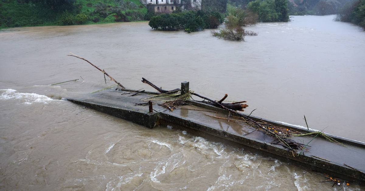 Há risco de novas ruturas no dique de Coimbra, comboio descarrilou na Linha Leste