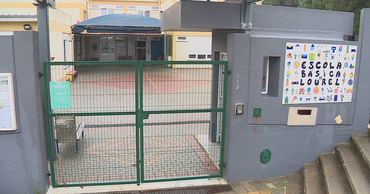 Dezenas de pais preocupados com a falta de condições na Escola Básica de Lourel em Sintra