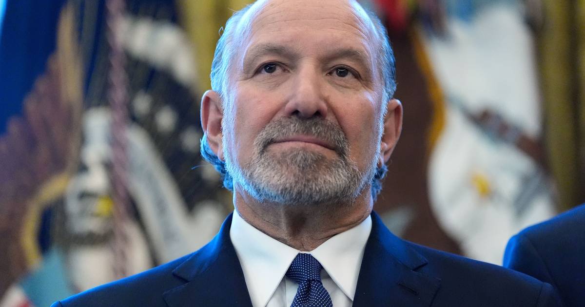 Ficheiros Epstein: Trump mantém confiança no secretário Lutnick após ser confrontado com e-mails e reuniões