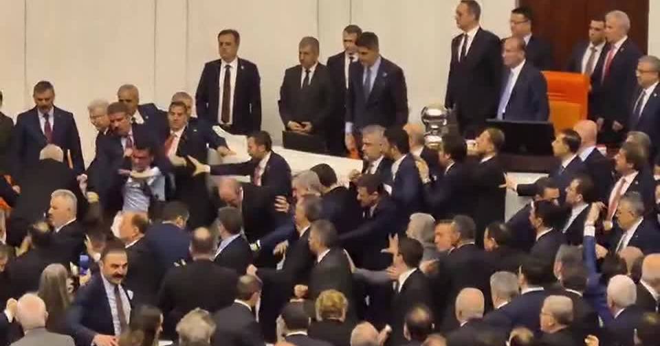 Parlamento da Turquia: tomada de posso do novo ministro da Justiça termina com murros e empurrões