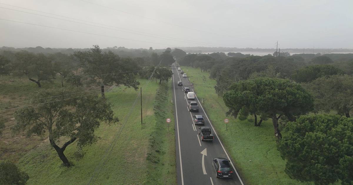Marcha lenta congestiona EN261 em Melides: moradores protestam contra degradação