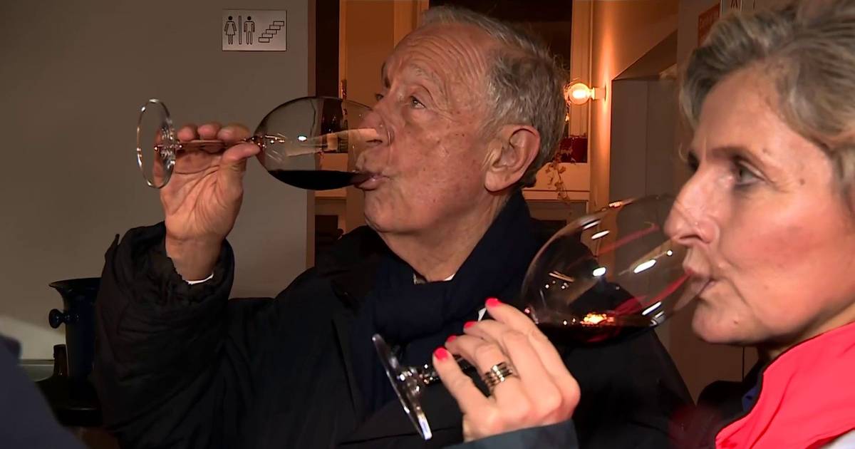 "Obrigado em nome de Portugal": Marcelo oferece garrafa de vinho à Presidente da Câmara de Coimbra