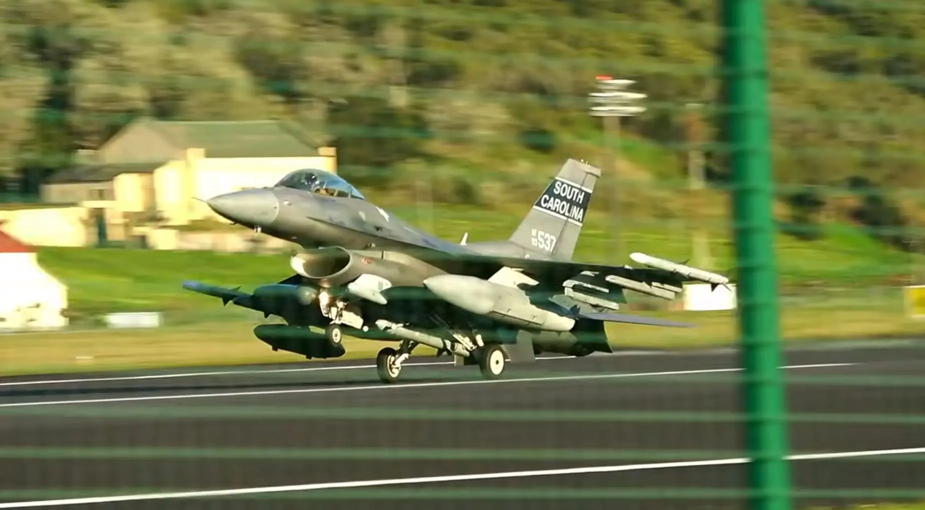EUA estacionam caças F-16, aviões reabastecedores e de transporte na Base das Lajes, Açores