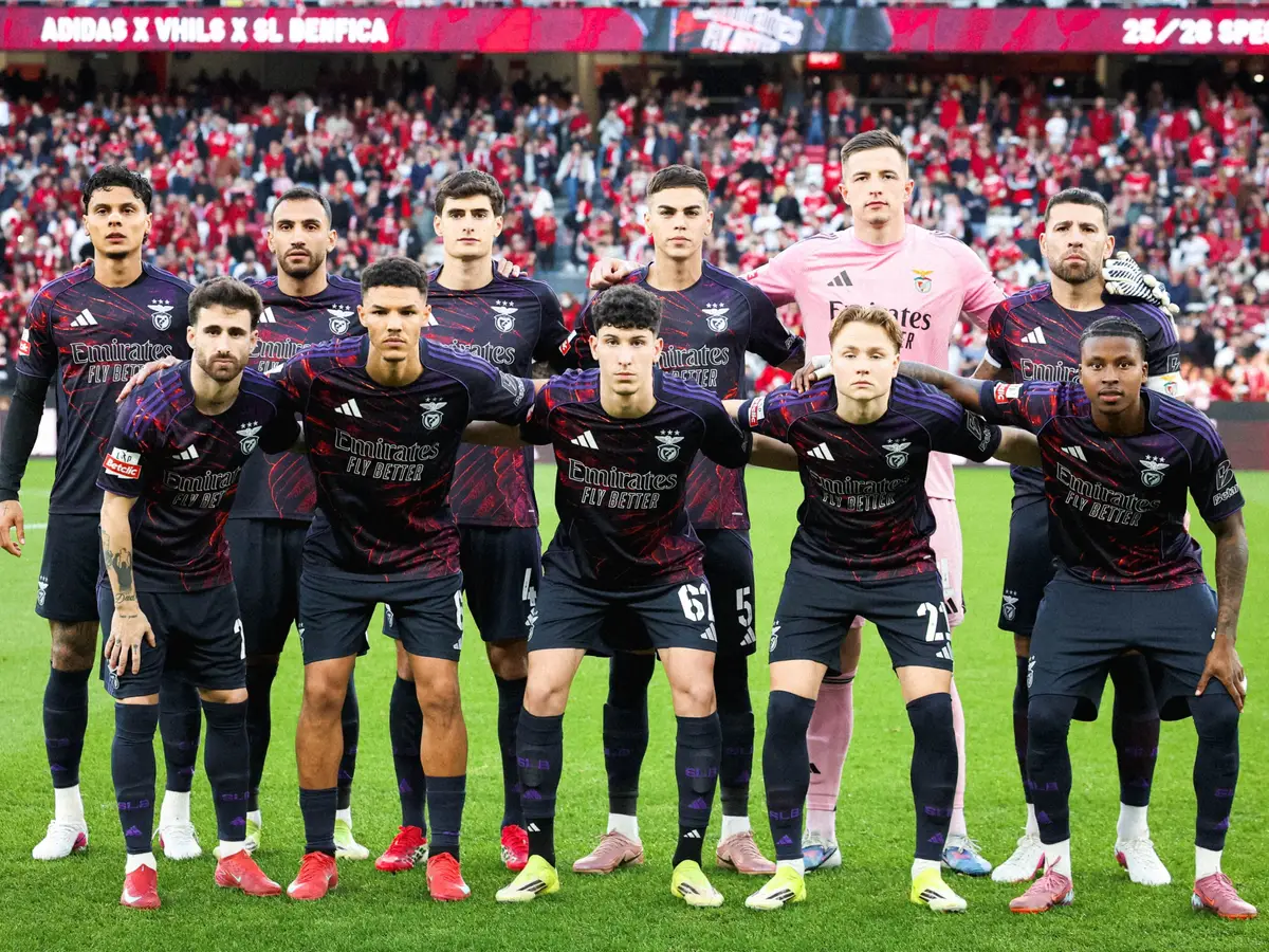 Benfica estreia quarto equipamento com arte urbana de Vhils no duelo com o  AVS - SIC Not&iacute;cias