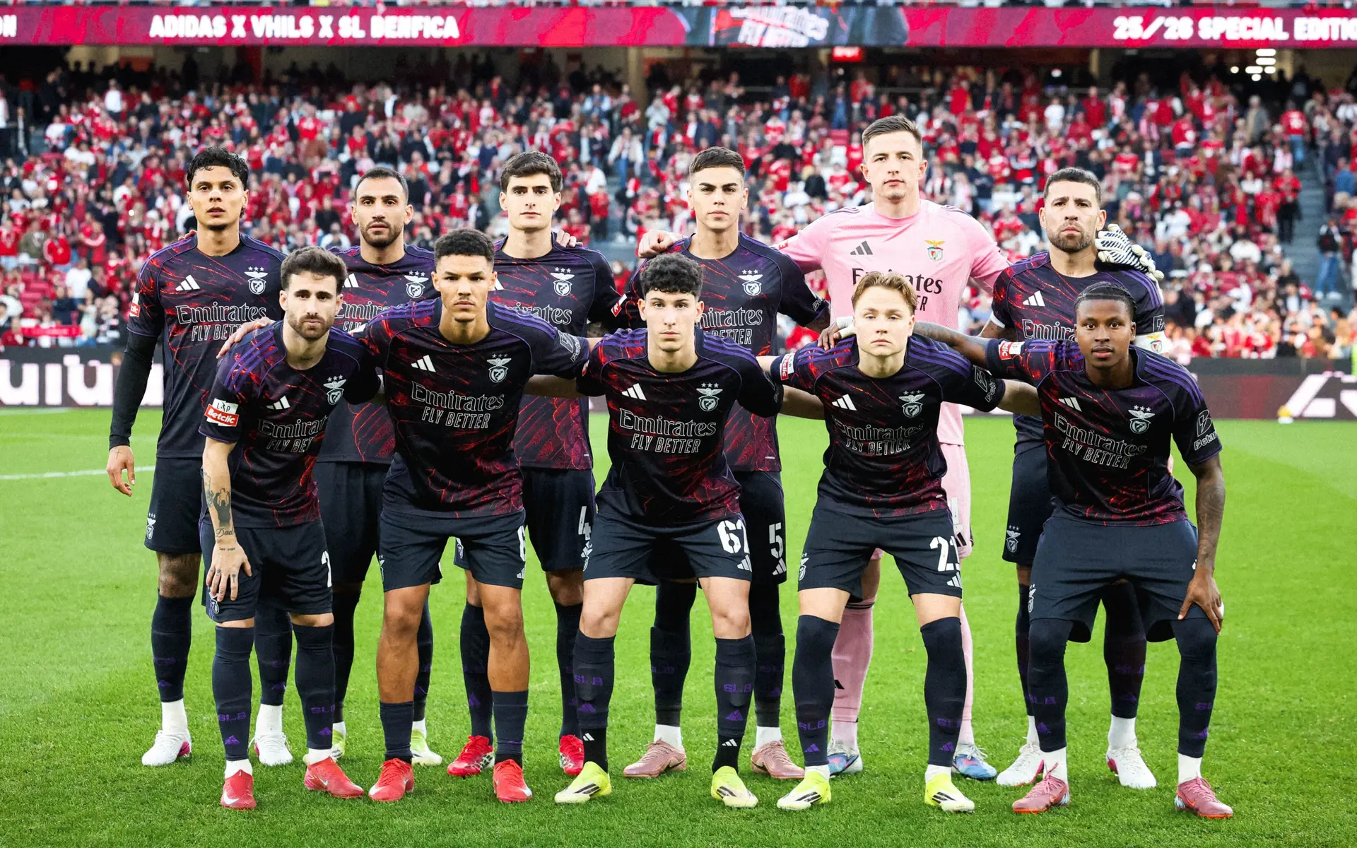 Benfica estreia quarto equipamento com arte urbana de Vhils no duelo com o AVS