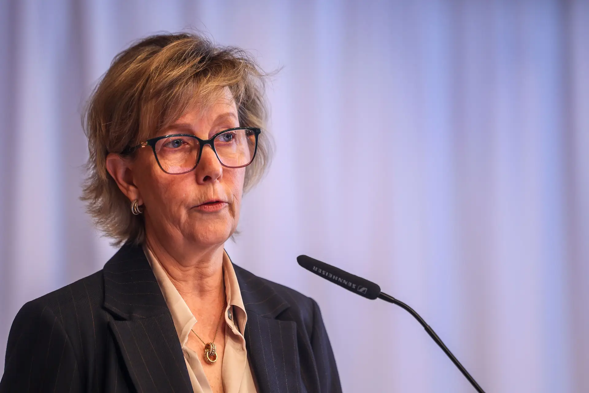 Maria Luís Albuquerque defende que limitar mercado do investimento imobiliário "não é solução" para baixar preço das casas