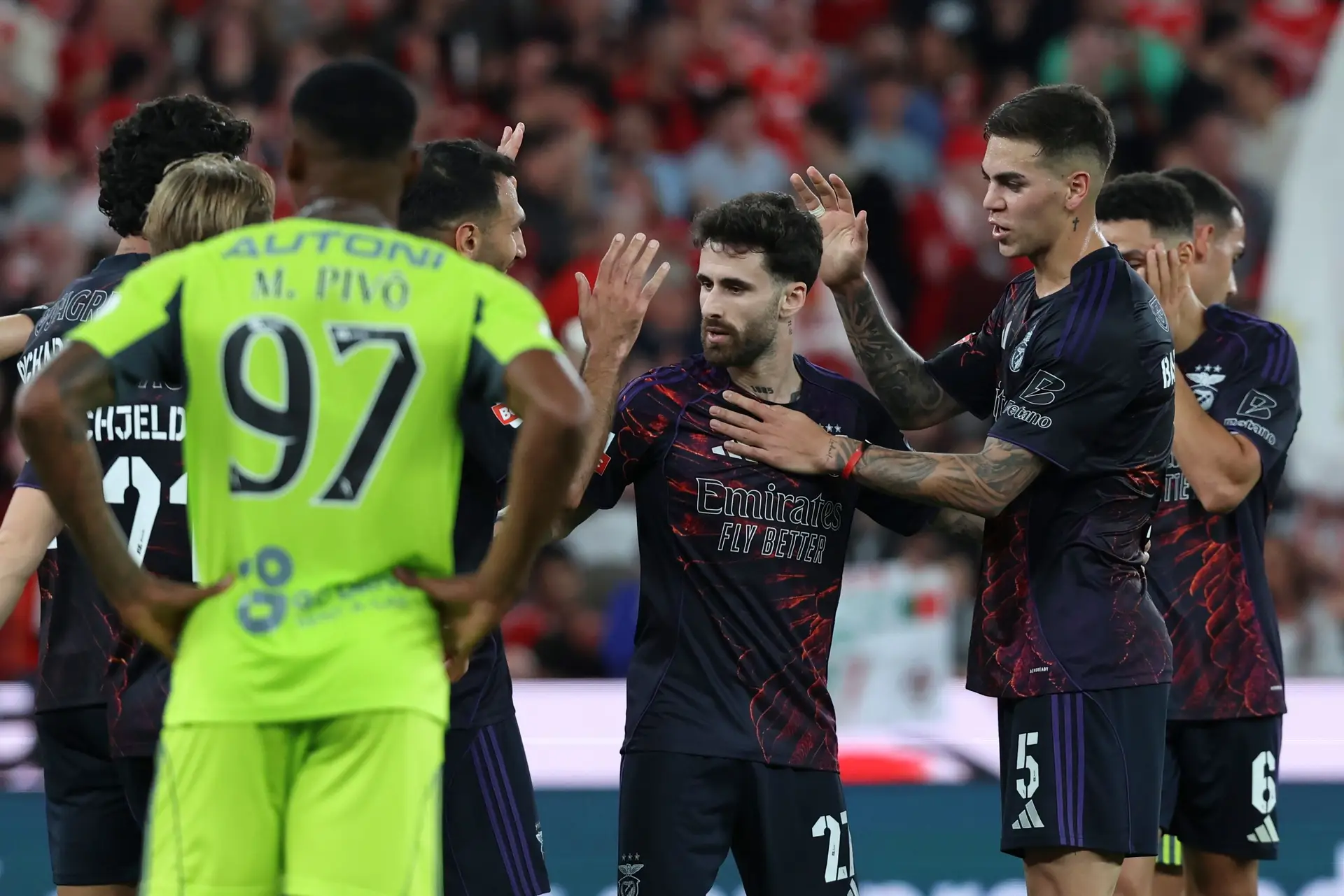 Rafa regressa aos golos de águia ao peito na vitória do Benfica frente ao AVS