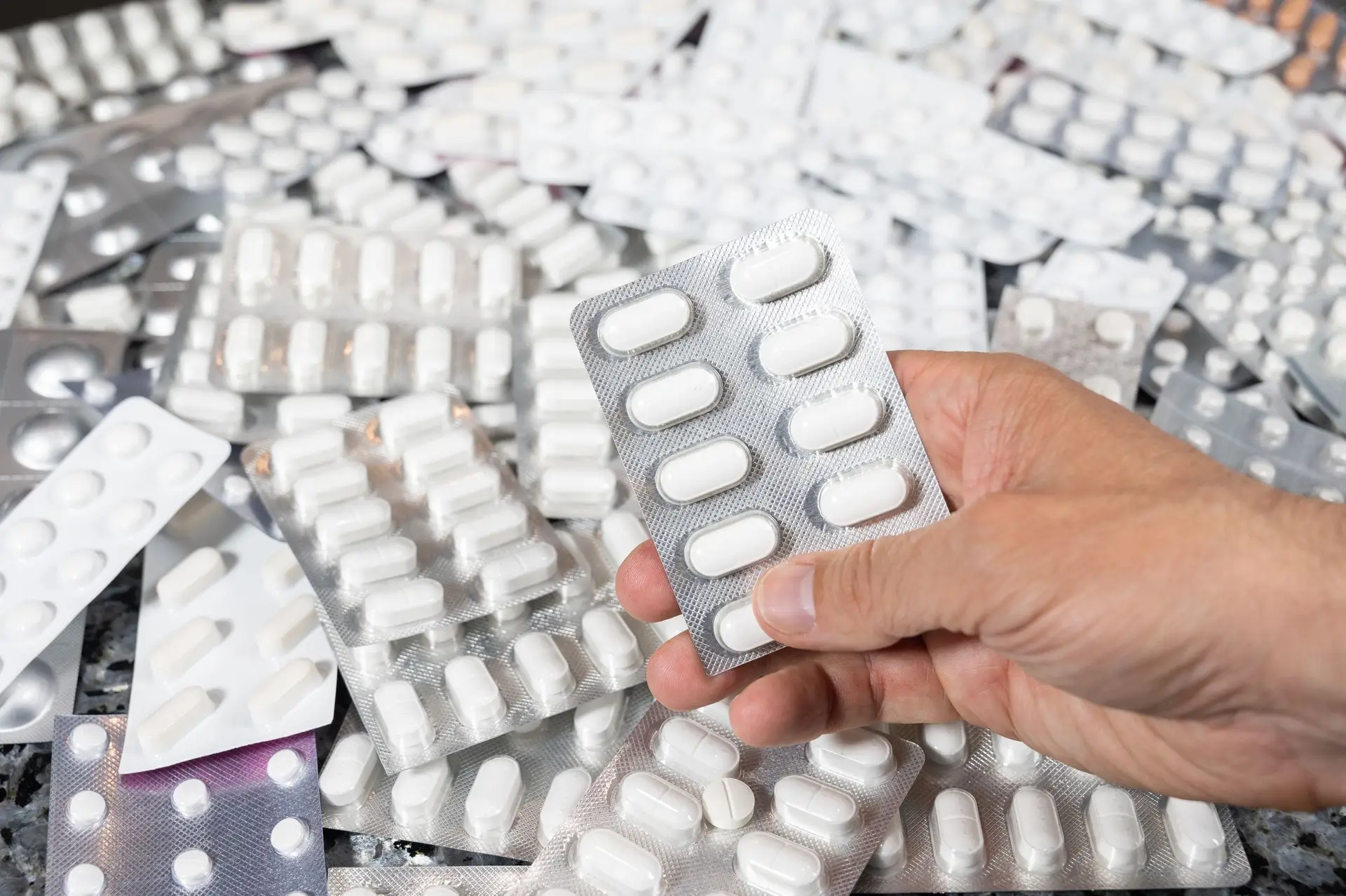 Preços dos medicamentos vão aumentar: indústria farmacêutica alerta para situações críticas