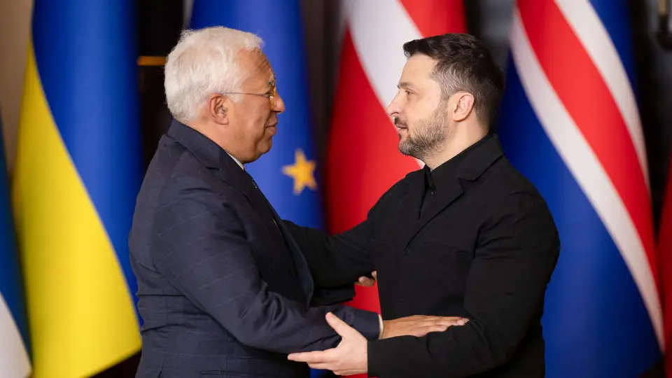 O presidente do Conselho Europeu, António Costa (à esquerda), e o Presidente ucraniano, Volodymyr Zelensky (à direita), antes de uma reunião da "Coligação dos Dispostos" em Kiev, Ucrânia, em 24 de fevereiro de 2026. 