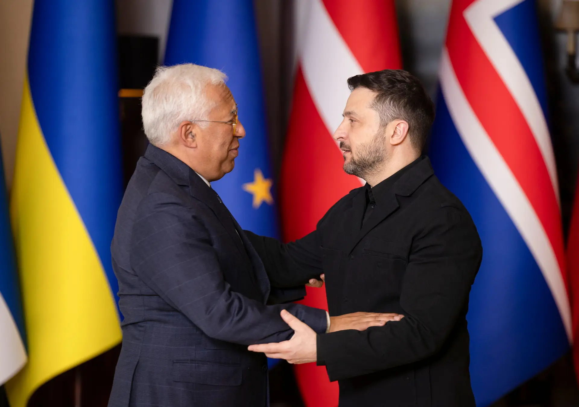 O presidente do Conselho Europeu, António Costa (à esquerda), e o Presidente ucraniano, Volodymyr Zelensky (à direita), antes de uma reunião da "Coligação dos Dispostos" em Kiev, Ucrânia, em 24 de fevereiro de 2026. 
