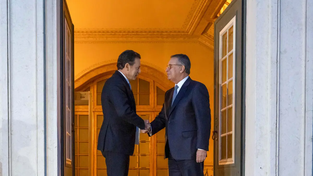 O primeiro-ministro português, Luis Montenegro (L), aperta a mão do presidente eleito de Portugal, António José Seguro (R), após a sua reunião no Palácio de Queluz, em Queluz, Portugal, em 24 de fevereiro de 2026.
