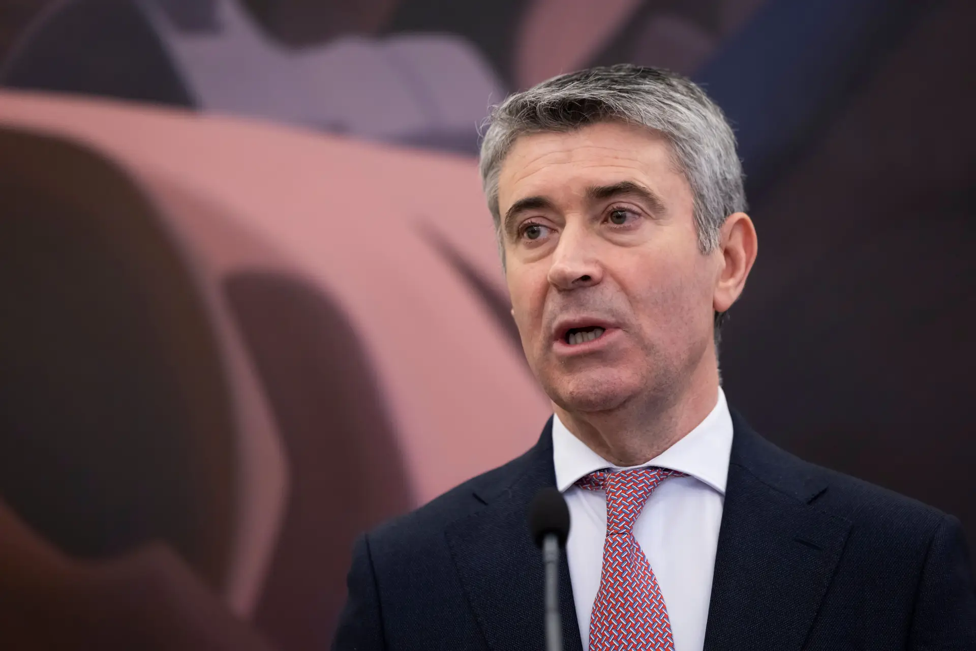 Tempestades: Carneiro desafia Governo a corrigir "erro" sobre 'lay-off' para que seja pago a 100%