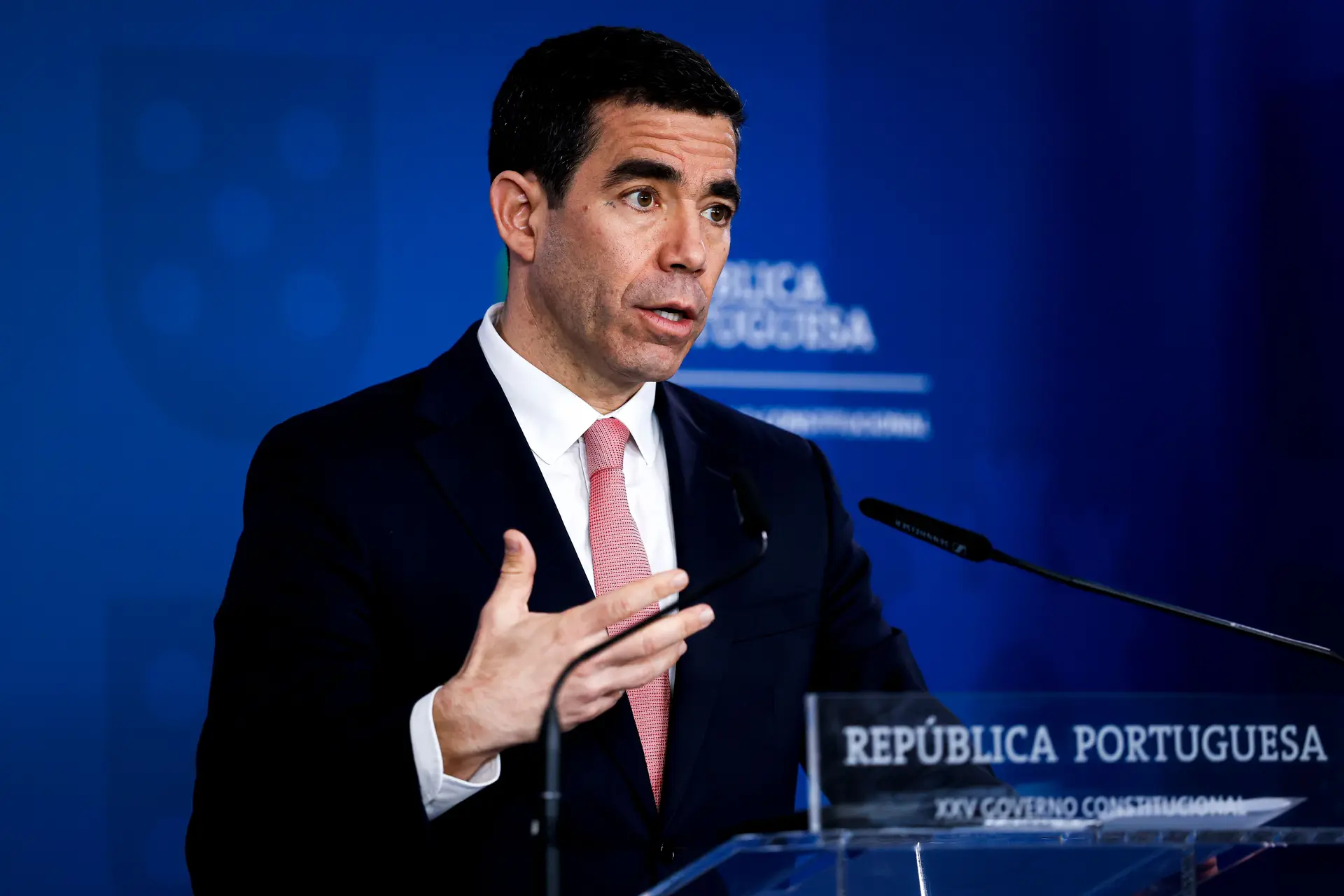 Leitão Amaro avisa que "não há dinheiro para tudo" e pede ao parlamento que respeite limites orçamentais