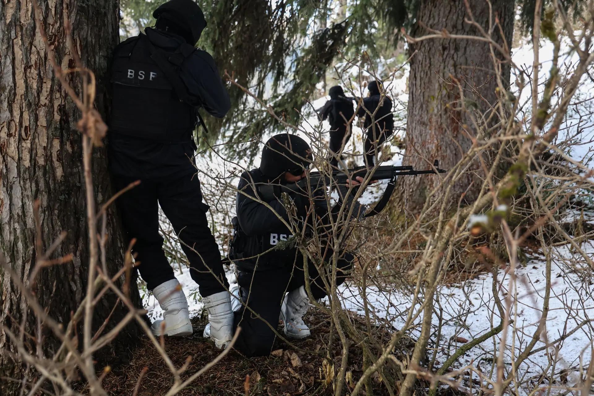 Paquistão declara que entrou em "guerra aberta" com talibãs do Afeganistão