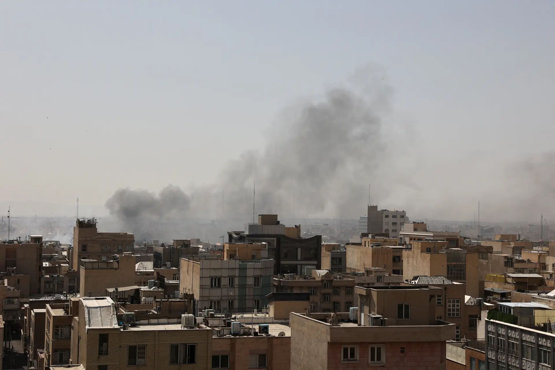 Estados Unidos e Israel marcam um novo capítulo no Médio Oriente: o que sabe até agora sobre o caos no Irão?