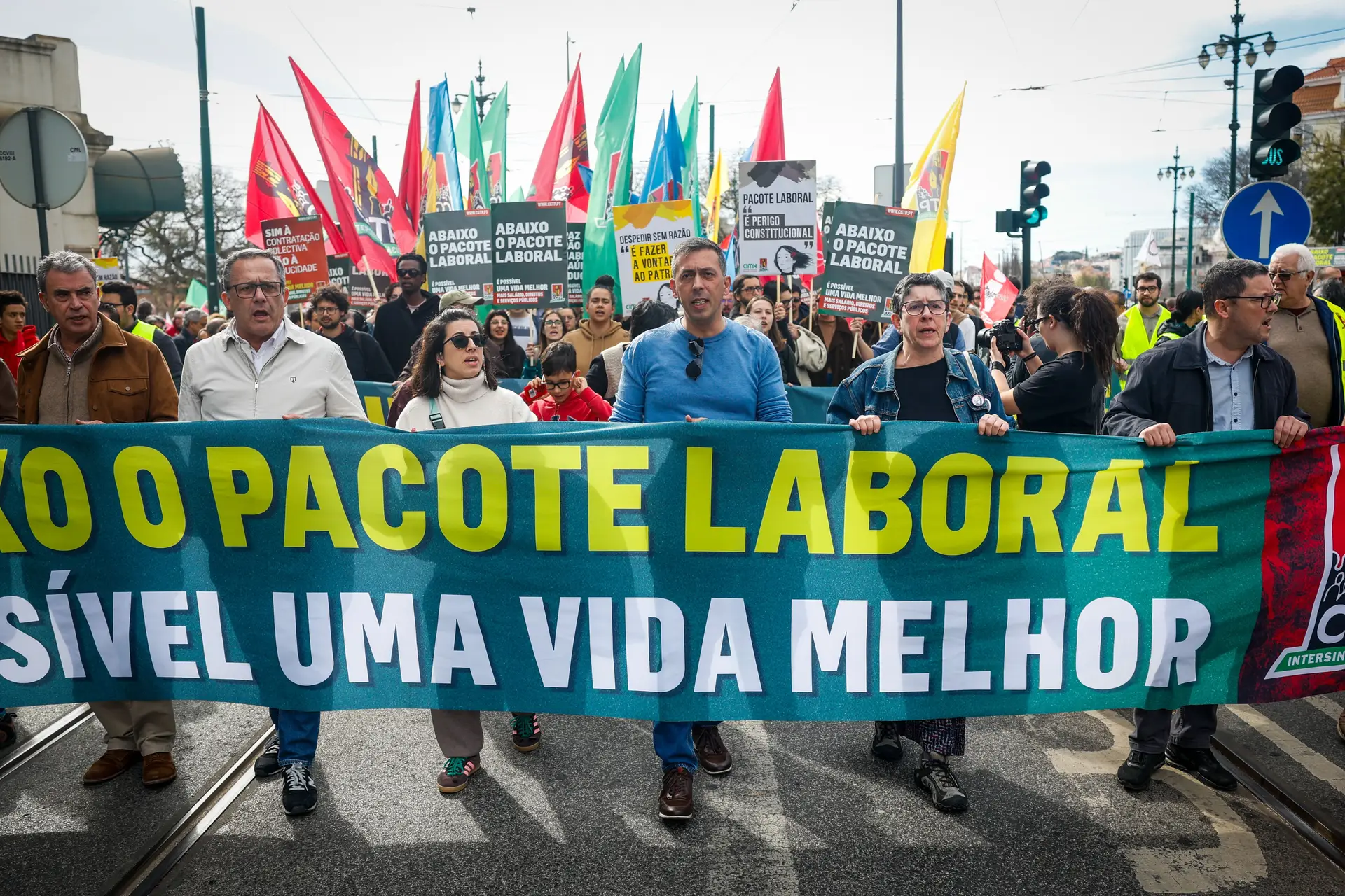 Milhares de trabalhadores voltaram a protestar em Lisboa contra o pacote laboral