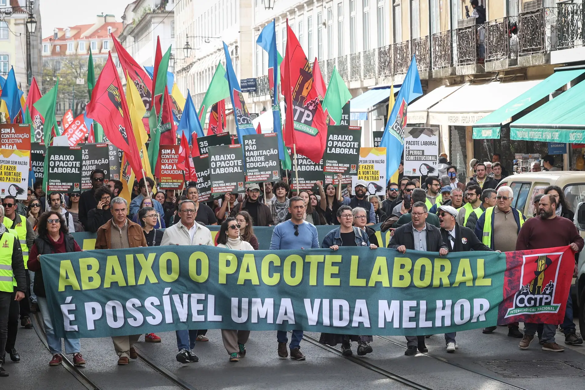 Milhares de trabalhadores voltaram a protestar em Lisboa contra o pacote laboral