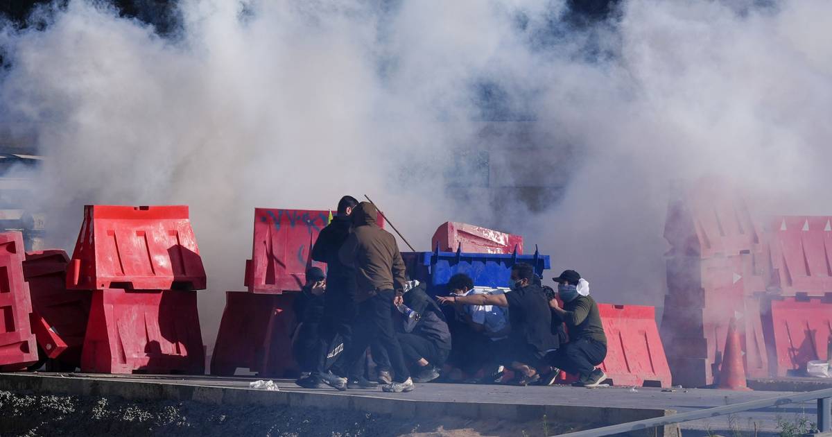 Centenas de manifestantes pró-Khamenei tentam invadir embaixada dos EUA no Iraque
