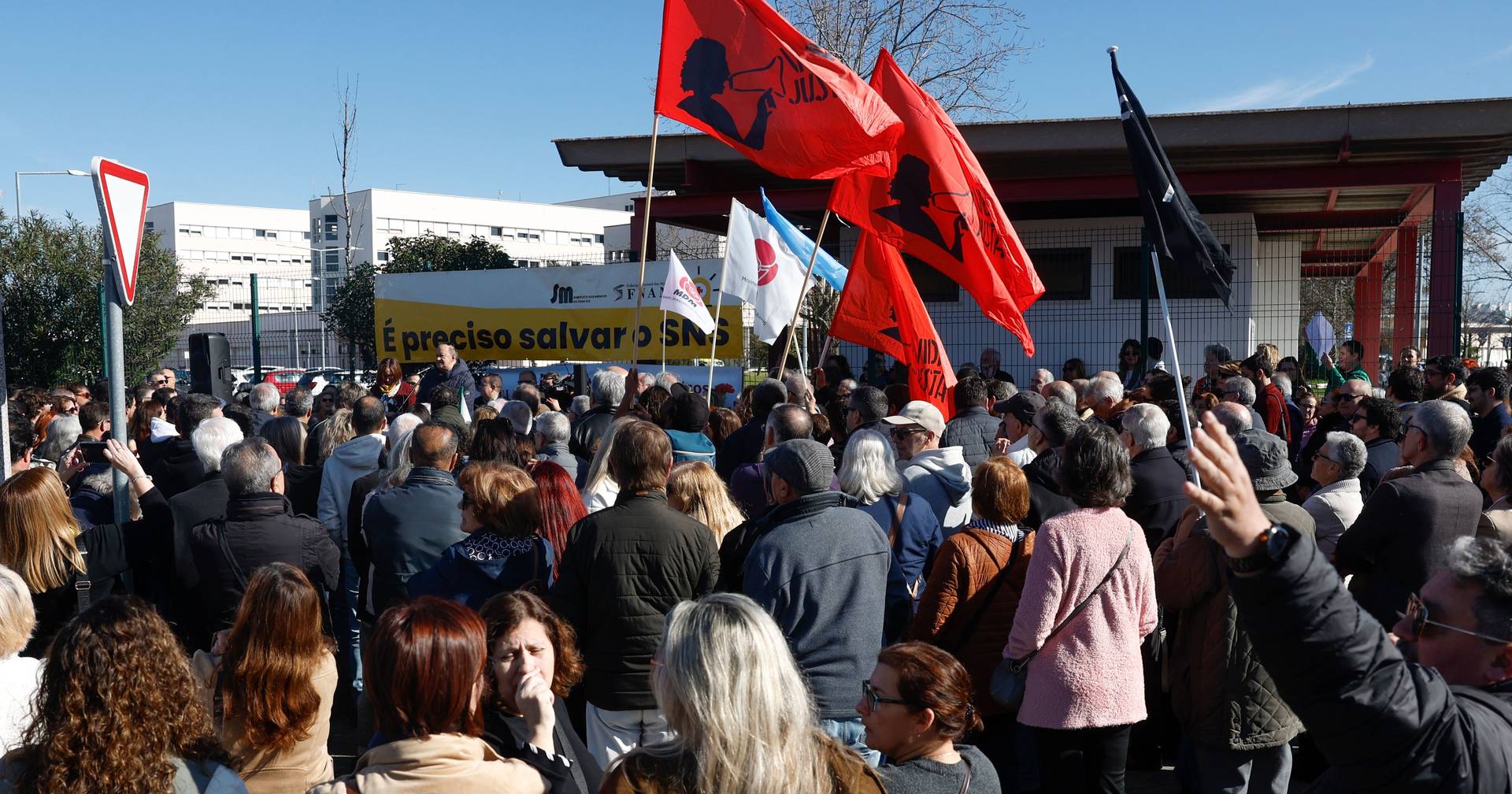 População protesta no Hospital do Barreiro contra fecho da urgência de obstetrícia e ginecologia