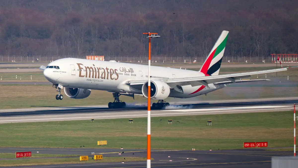 Um Boeing 777 da Emirates, vindo do Dubai, aterra no Aeroporto de Düsseldorf, na Alemanha, a 4 de março de 2026.