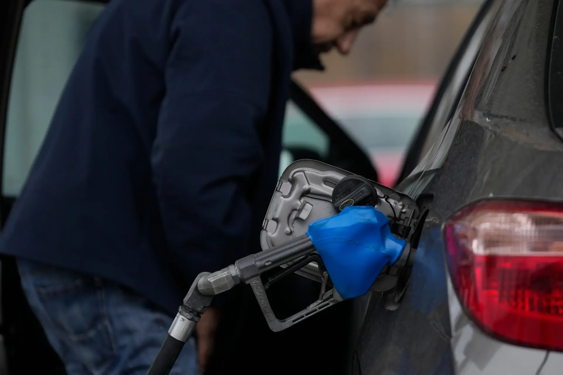 Com o estreito de Ormuz fechado, vários países limitam reservas e preços dos combustíveis