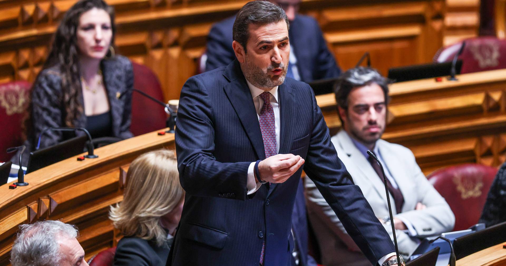 Hugo Soares critica Carneiro por querer 'decretar morte do diálogo' sobre lei laboral, mas faz apelo ao PS