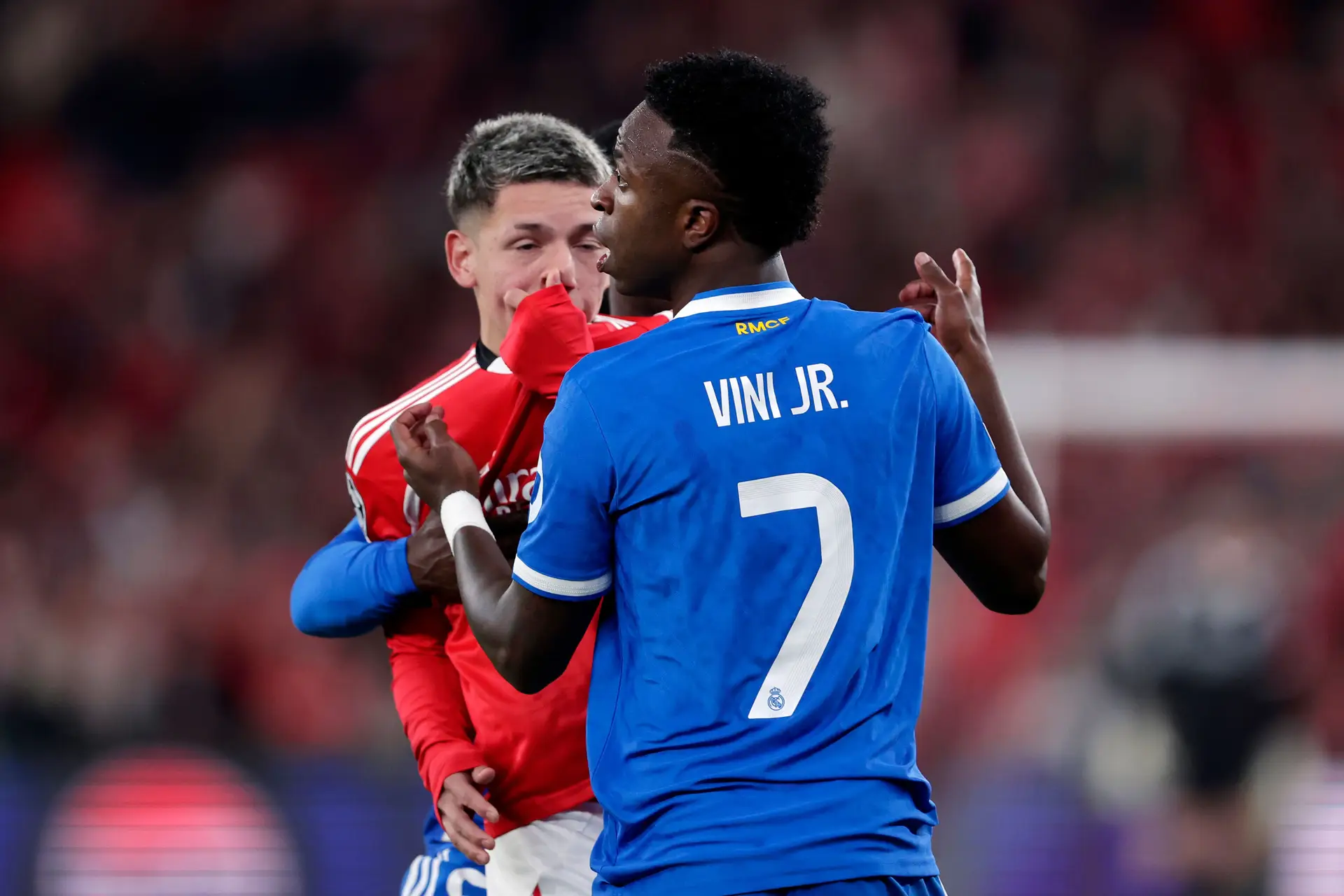 Prestianni e Vinícius Jr. no momento que marcou a partida da Liga dos Campeões.