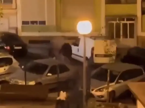 Este vídeo mostra “mulher atacada com uma espada” por um imigrante?