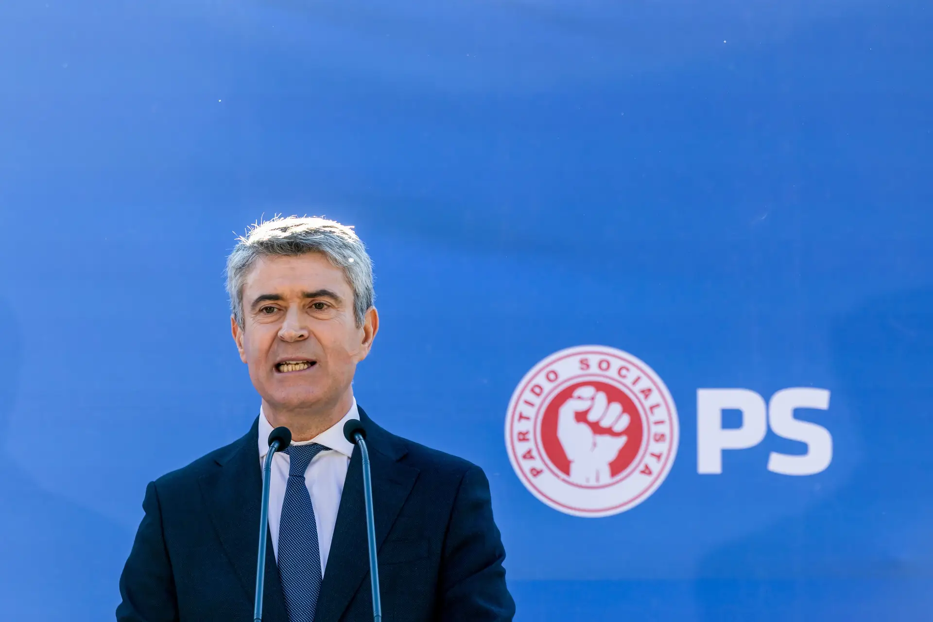 Preço dos combustíveis dispara: PS acusa Governo de falhar controlo de efeitos da guerra