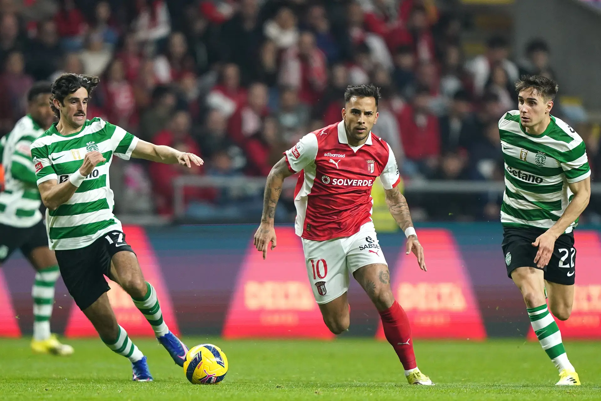 Rodrigo Zalazar (C), jogador do SC Braga, em acção contra os jogadores do Sporting Francisco Trincão (L) e Iván Fresneda (R) durante o jogo de futebol da Primeira Liga Portuguesa no Municipal de Braga, em Braga, Portugal, 7 de Março de 2026.