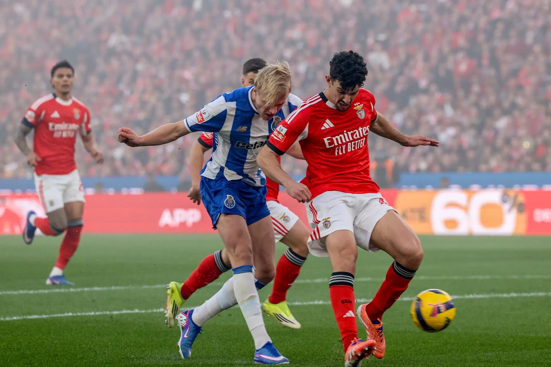  Tomás Araújo (R), jogador do Benfica, em acção contra o jogador do FC Porto Victor Froholdt (C) durante o jogo de futebol da Primeira Liga portuguesa no estádio da Luz, em Lisboa, Portugal, 8 de Março de 2026.