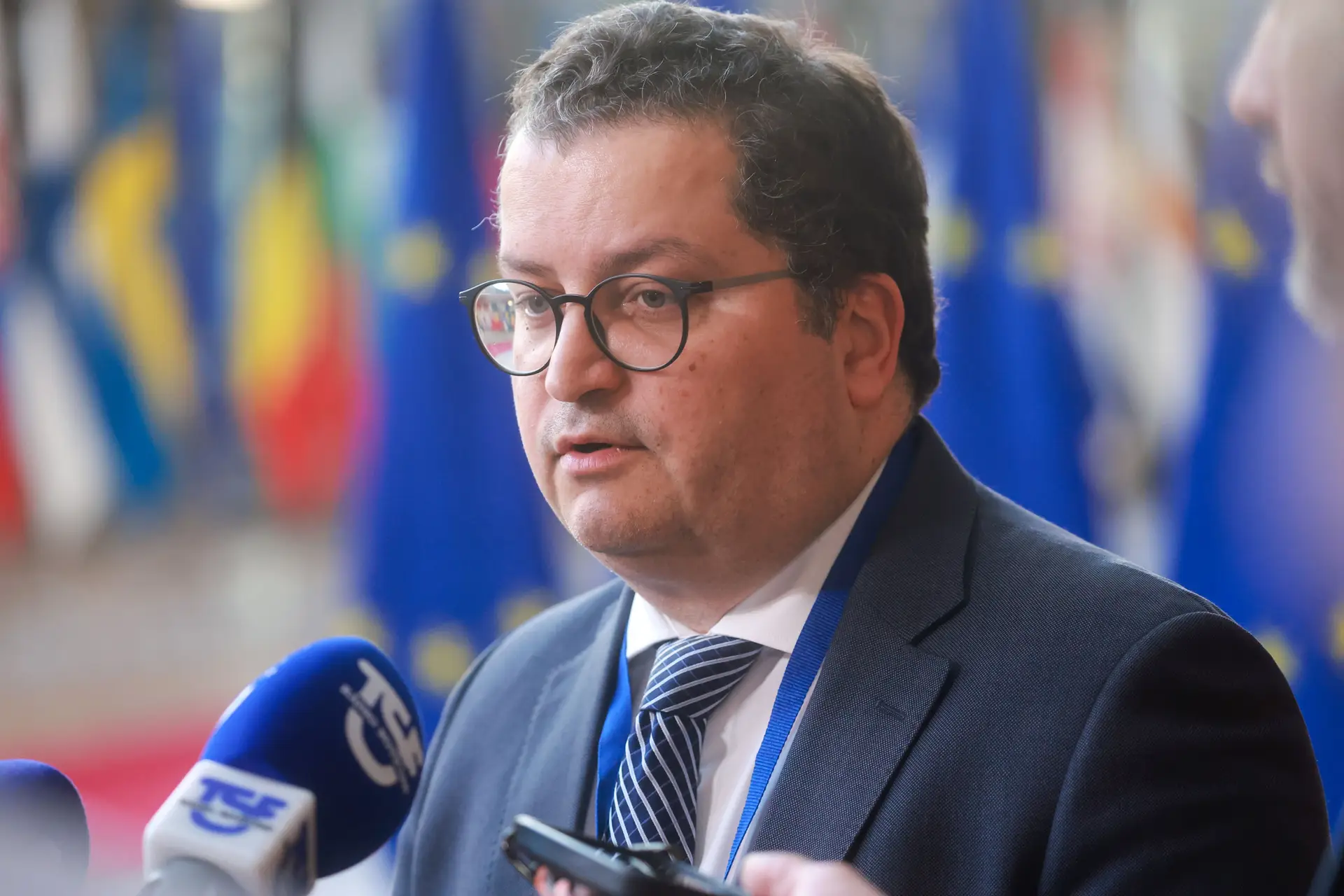 Ministro das Finanças admite défice dado ao impacto das tempestades e do conflito no Médio Oriente