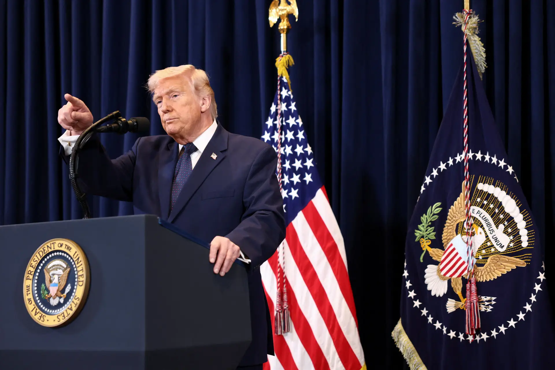 Trump vai levantar algumas sanções sobre petróleo de forma a reduzir preços