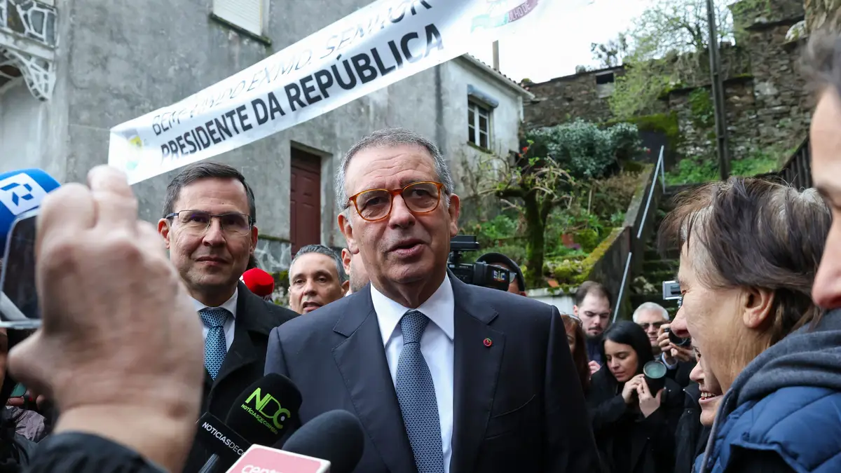 O Presidente da República, António José Seguro (C), com o presidente da Câmara de Arganil, Luís Paulo Costa (E), durante a visita à aldeia de Mourísia, na União das Freguesias de Cerdeira e Moura da Serra, no concelho de Arganil, no âmbito do programa de Tomada de Posse do Presidente da República, Arganil, 10 de março de 2026.