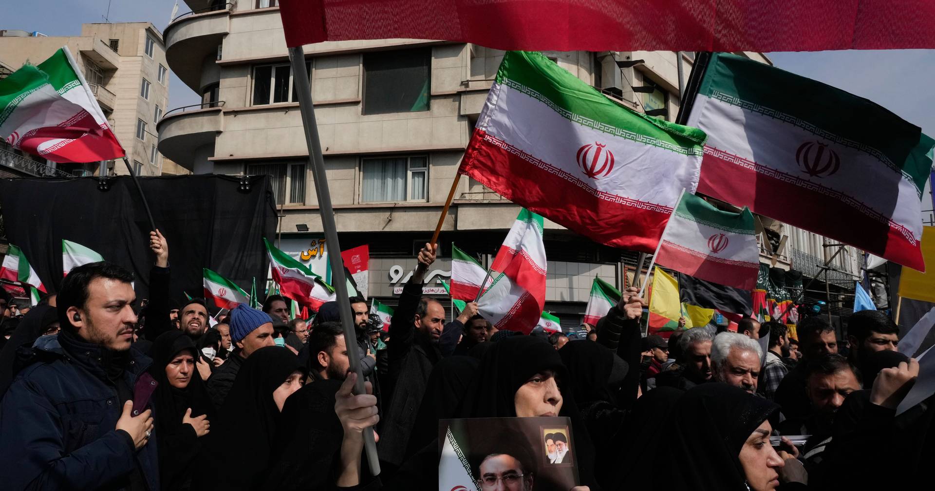 Irão enterra Ali Larijani e promete vingar morte do chefe do Conselho Supremo de Segurança Nacional