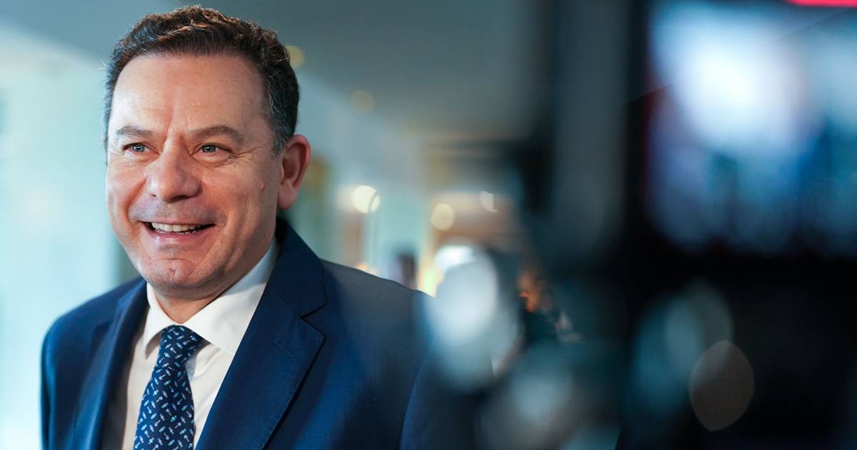 Caso Spinumviva: Montenegro volta a divulgar lista e a negar 