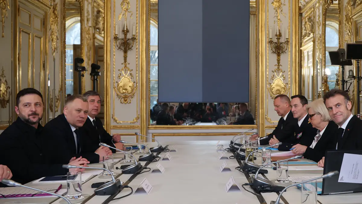 O Presidente de França, Emmanuel Macron, à direita, e o Presidente da Ucrânia, Volodymyr Zelensky, à esquerda, participam numa reunião bilateral no Palácio do Eliseu, em Paris, sexta-feira, 13 de março de 2026.