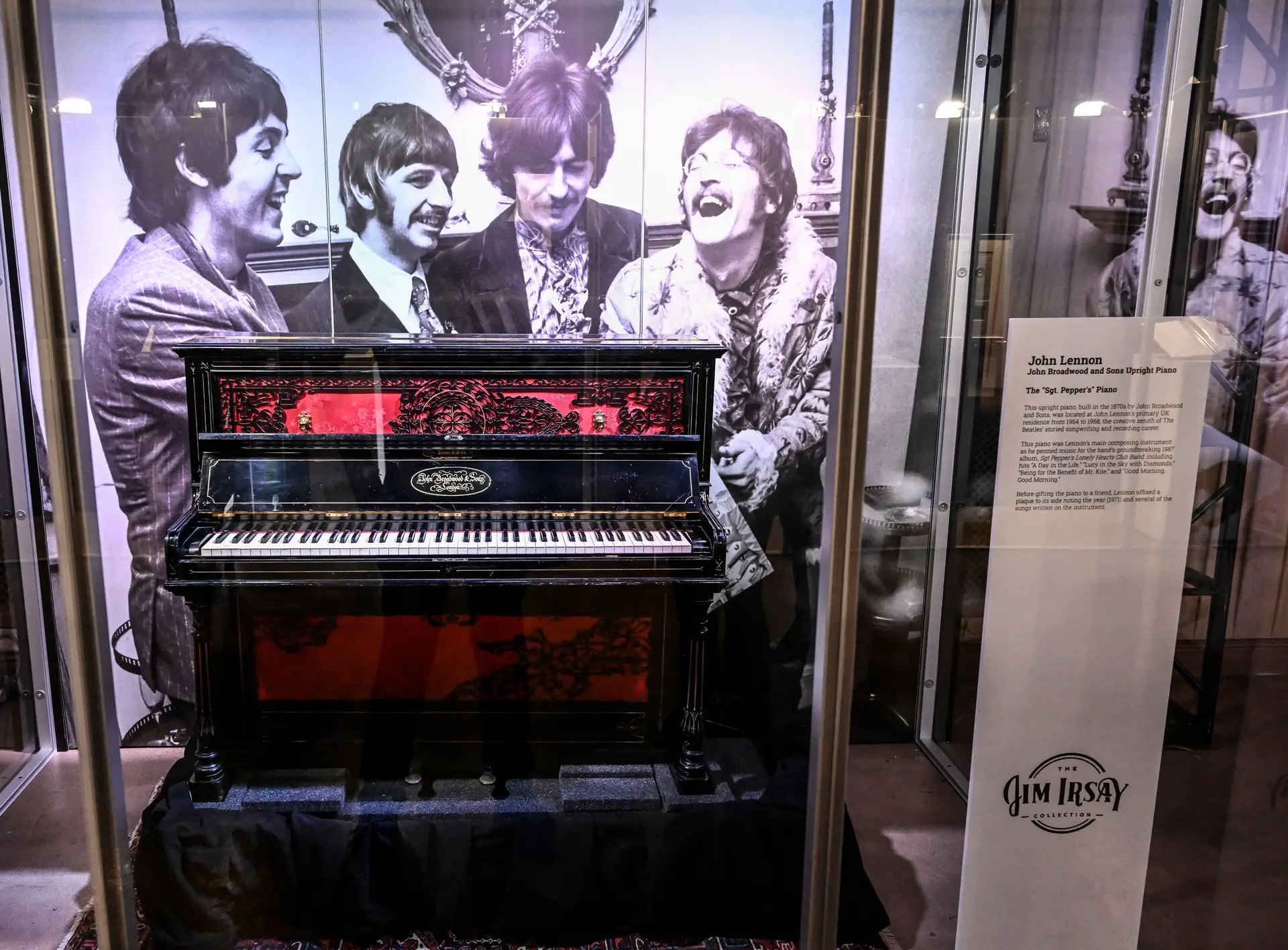 O piano vertical de John Lennon em exposição na Jim Irsay Collection & Concert, no Bill Graham Civic Auditorium, a 10 de dezembro de 2022, em São Francisco, Califórnia.