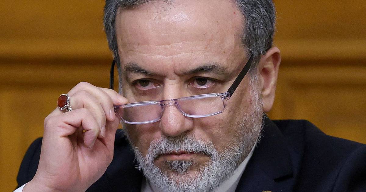 Irão diz que forças estrangeiras perto do território estão “