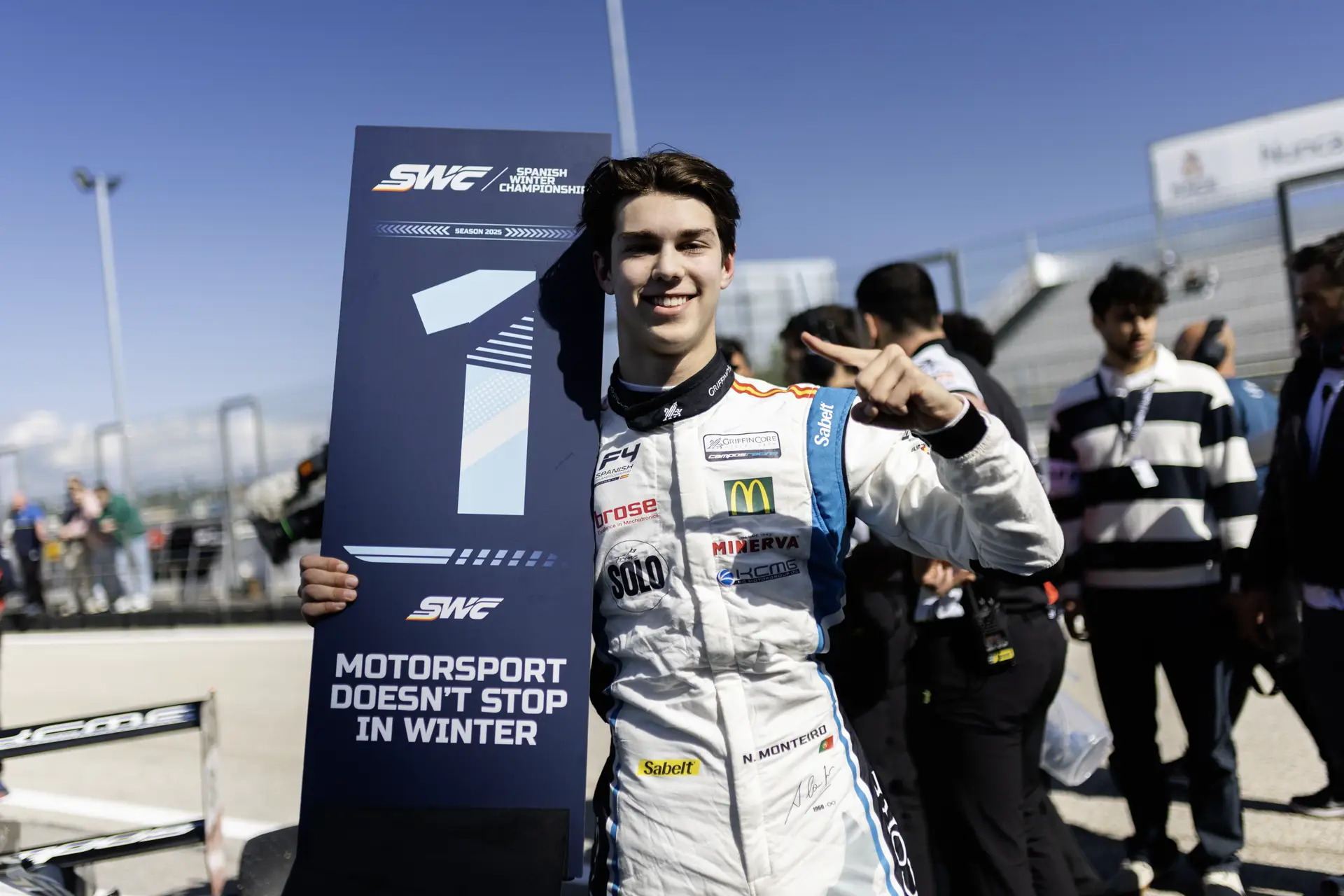Piloto português Noah Monteiro vence corrida de Fórmula 4 em Espanha