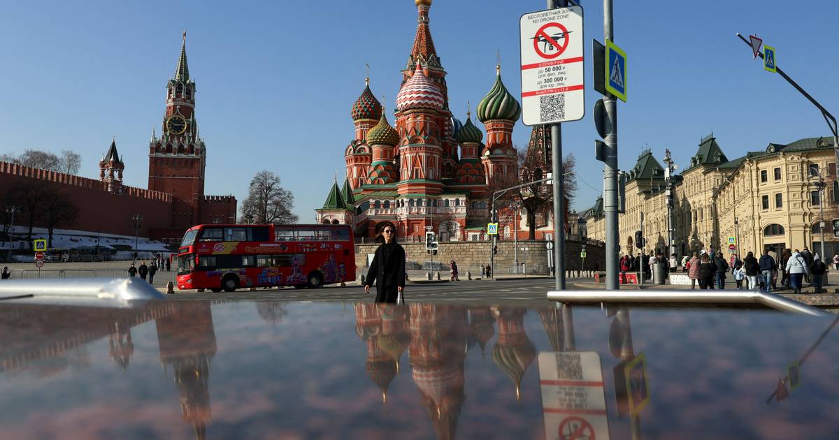 Ministro iraniano reúne-se com Putin, enquanto impasse em Ormuz continua