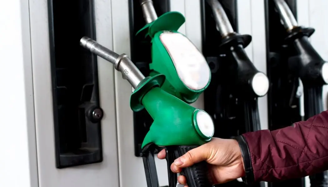 Feriado à quarta-feira, férias antecipadas e uso de t-shirt no carro: como alguns países estão a poupar combustível